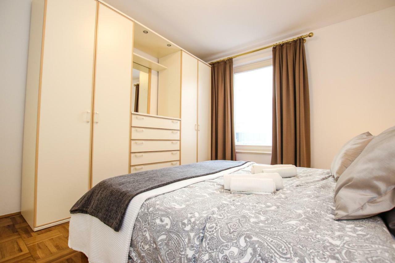 Apartment Gala With Balcony And Private Parking Пореч Екстериор снимка
